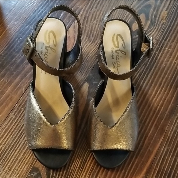 Modcloth Gold Heels - Picture 5 of 10